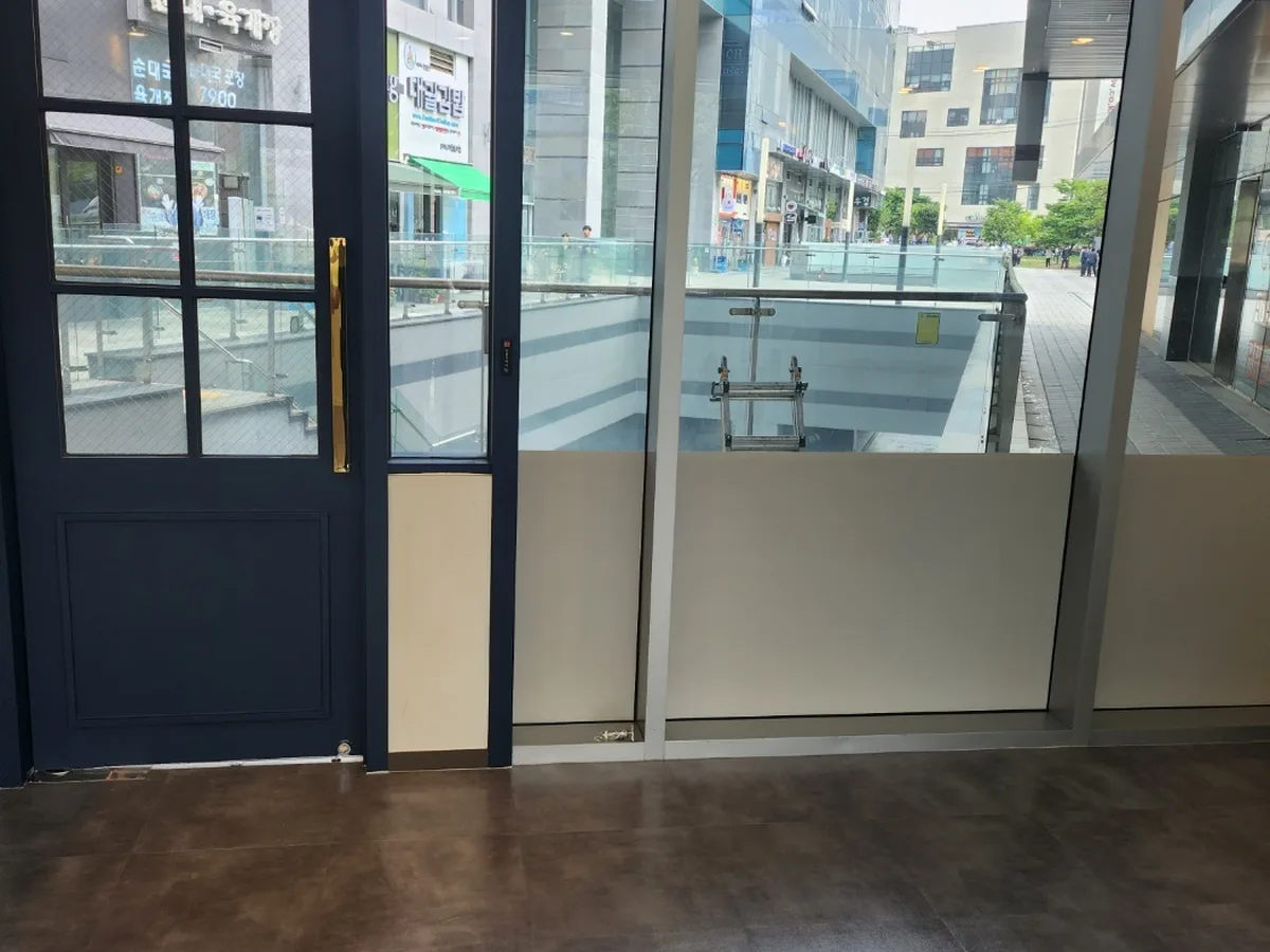 세종시 소정면 현장 출입문·프레임 바닥 위생청소 사례 - 행진크린